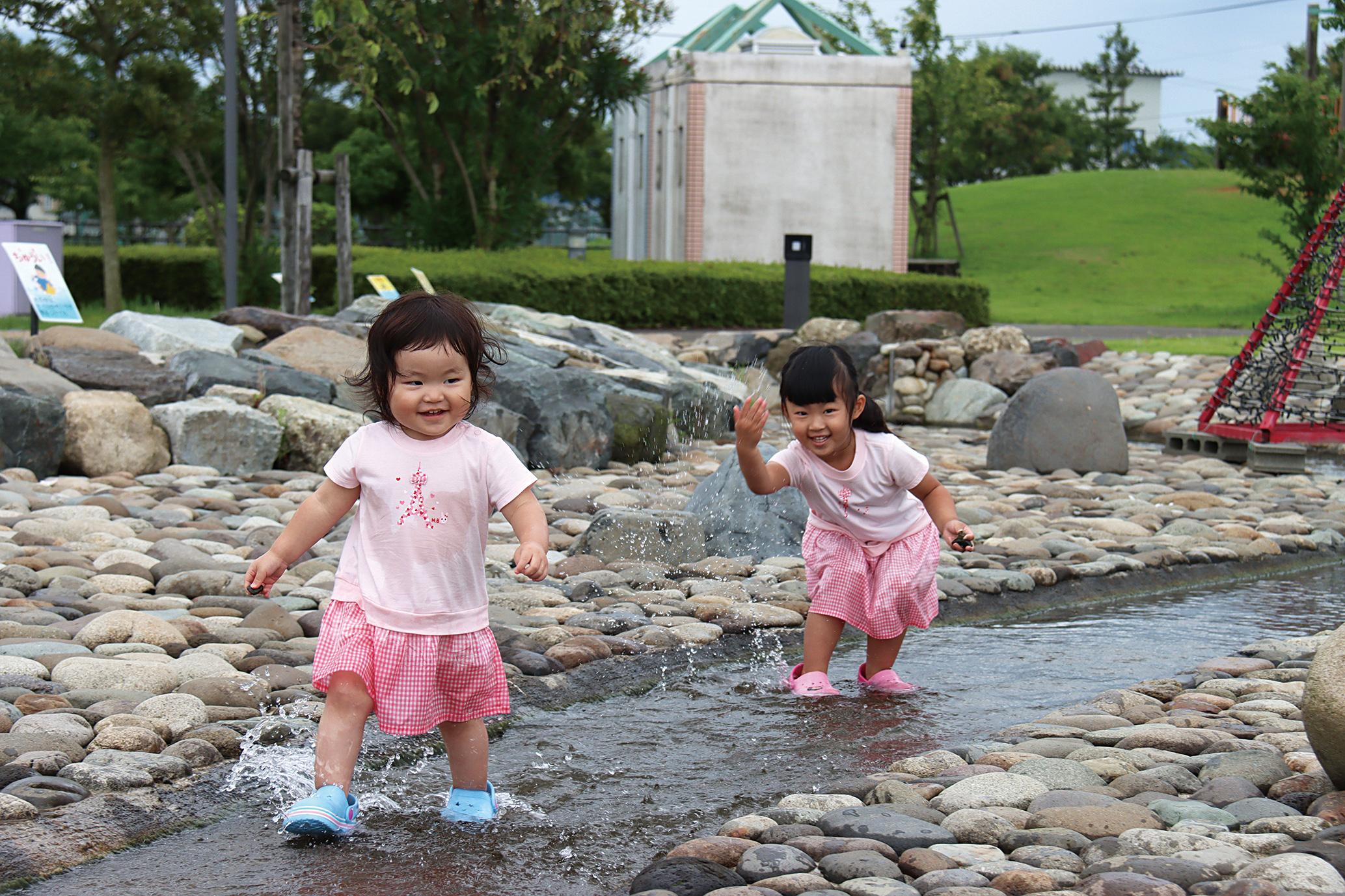 福井県坂井市 夏の暑さを吹き飛ばすゆりの里公園で水遊び
