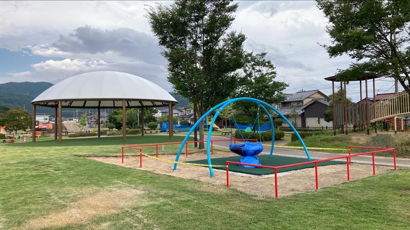 霞ケ城公園（屋根付き広場とインクルーシブ遊具（ブランコ））